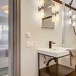 Modern, Bright And Welcoming Oceanfront Apartman