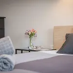 Modern, Bright And Welcoming Oceanfront Apartman