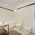 Modern, Bright And Welcoming Oceanfront Apartman *